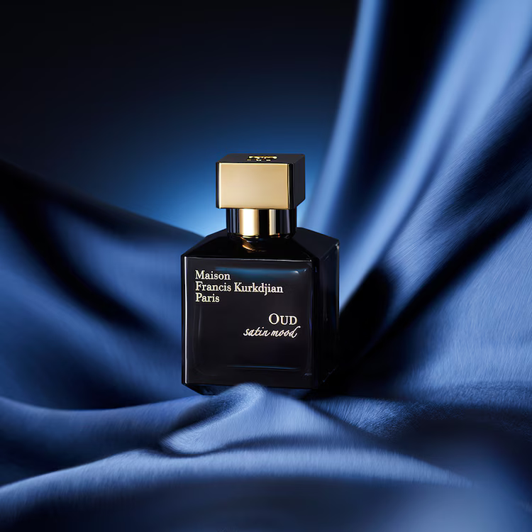 MFK Oud Satin Mood sur satin bleu