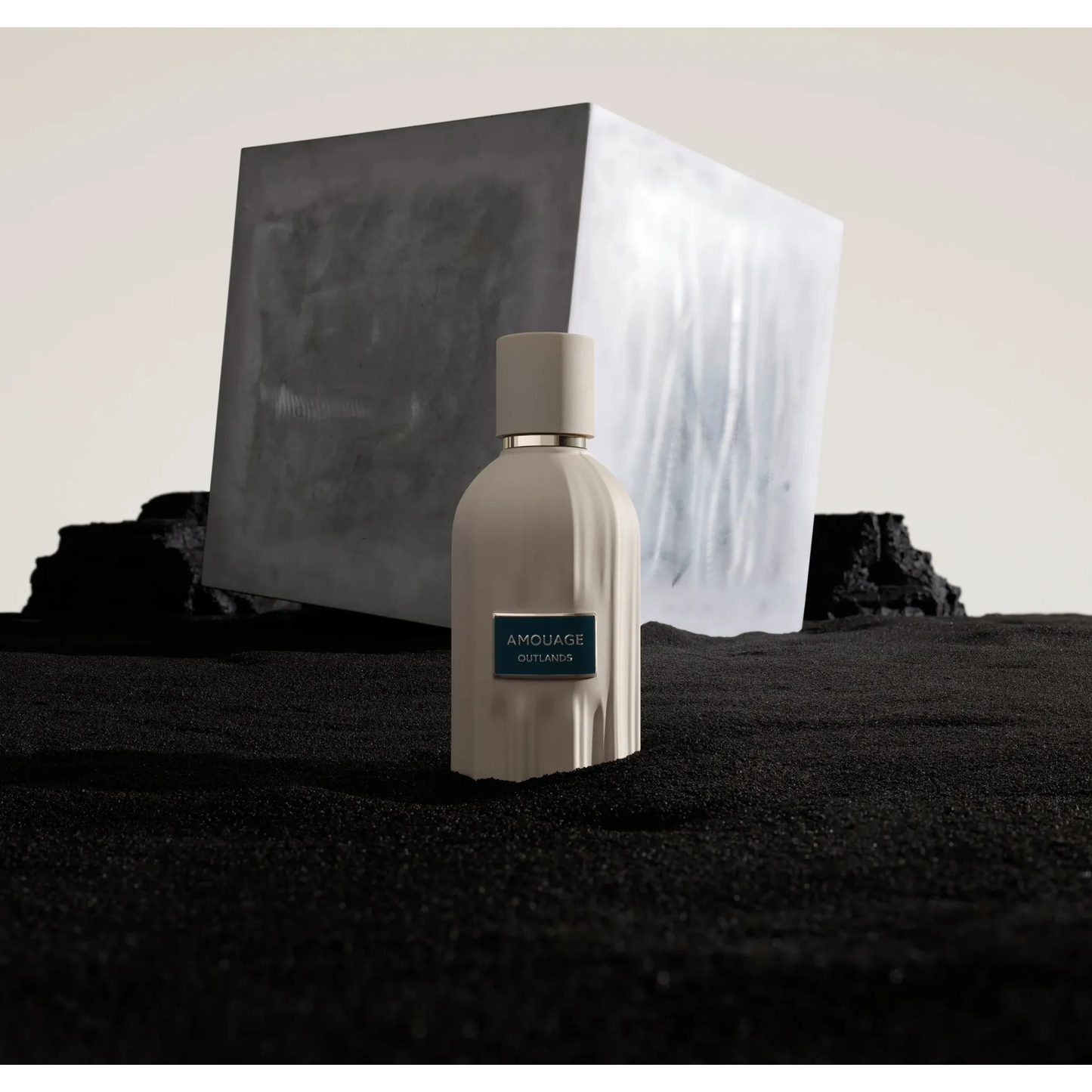 Amouage Outlands sur sable noir volcanique