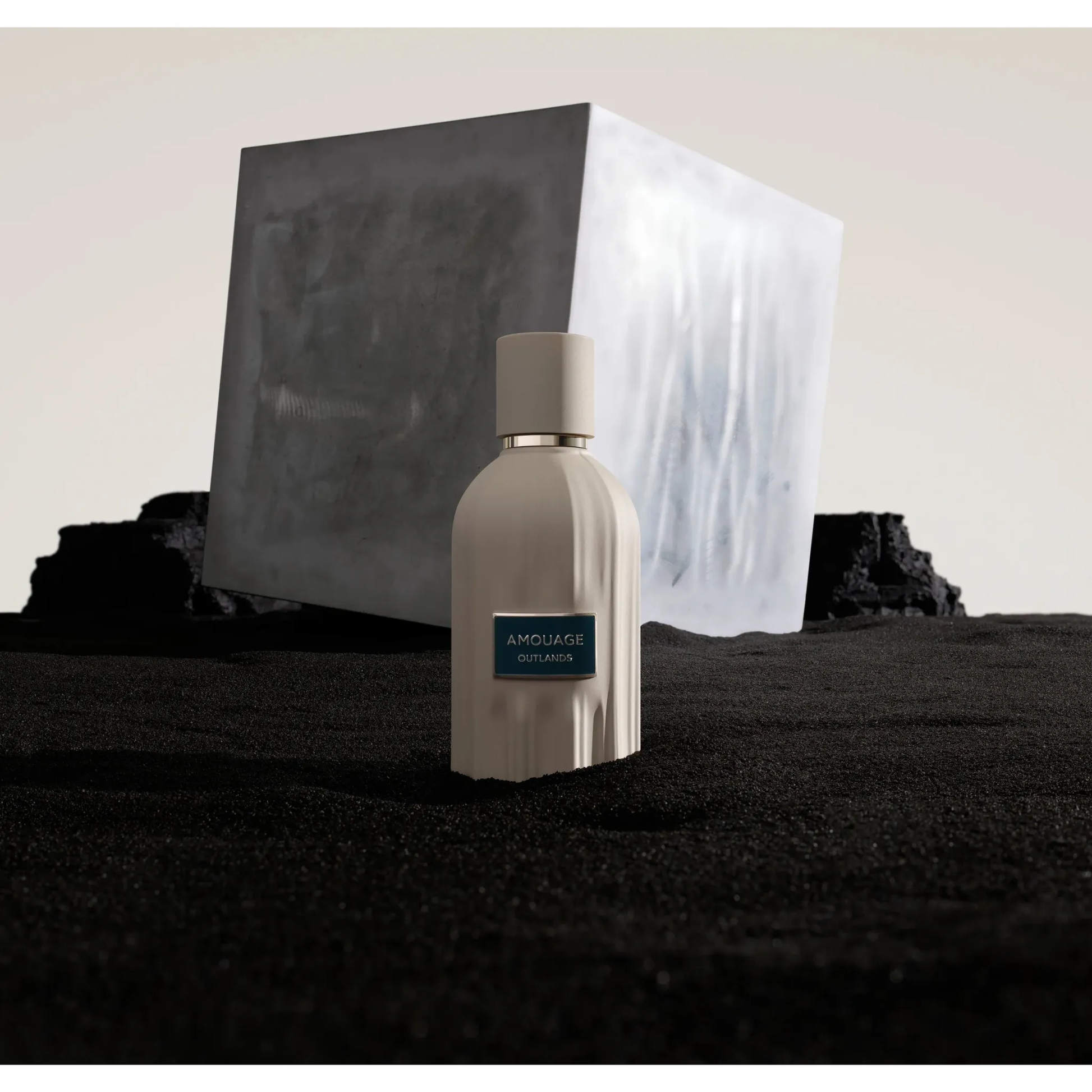 Amouage Outlands sur sable noir volcanique